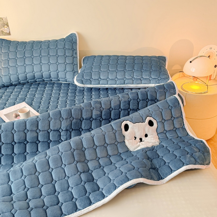 91家纺网 家纺一手货源 找家纺 予梦家纺 2025秋冬新款牛奶绒加厚刺绣夹棉单床笠床垫子保护套秋冬保暖床罩子三件套 丽桑卓-小白熊蓝