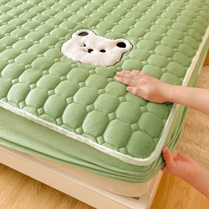 91家纺网 家纺一手货源 找家纺 予梦家纺 2025秋冬新款牛奶绒加厚刺绣夹棉单床笠床垫子保护套秋冬保暖床罩子三件套 丽桑卓-小白熊绿