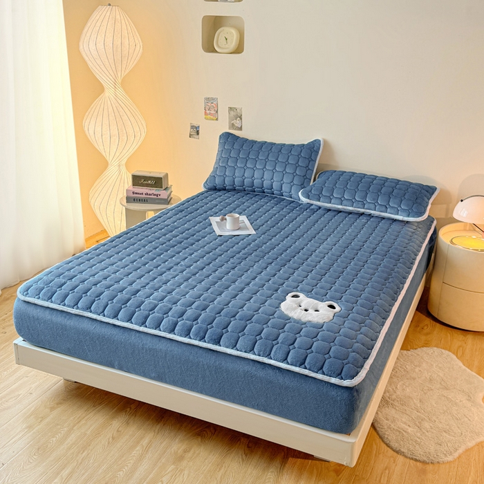 91家纺网 家纺一手货源 找家纺 予梦家纺 2025秋冬新款牛奶绒加厚刺绣夹棉单床笠床垫子保护套秋冬保暖床罩子三件套 丽桑卓-小白熊蓝