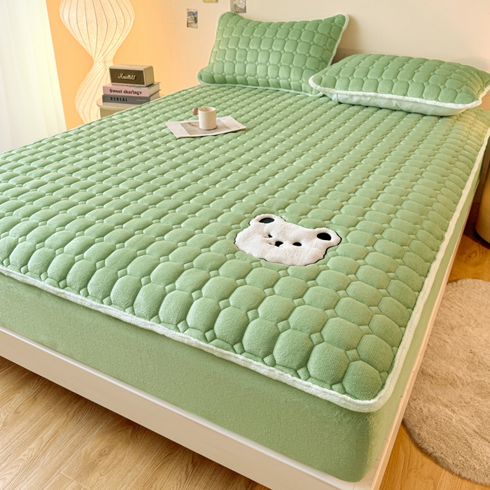 91家纺网 家纺一手货源 找家纺 予梦家纺 2025秋冬新款牛奶绒加厚刺绣夹棉单床笠床垫子保护套秋冬保暖床罩子三件套 丽桑卓-小白熊绿