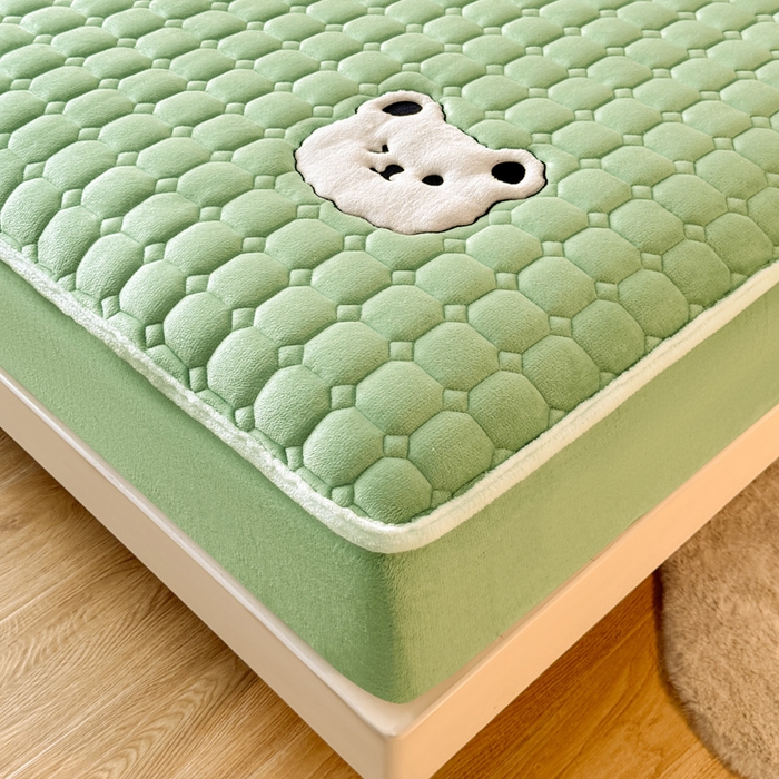 91家纺网 家纺一手货源 找家纺 予梦家纺 2025秋冬新款牛奶绒加厚刺绣夹棉单床笠床垫子保护套秋冬保暖床罩子三件套 丽桑卓-小白熊绿