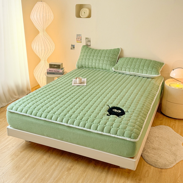 91家纺网 家纺一手货源 找家纺 予梦家纺 2025秋冬新款牛奶绒加厚刺绣夹棉单床笠床垫子保护套秋冬保暖床罩子三件套 丽桑卓-黑煤球绿