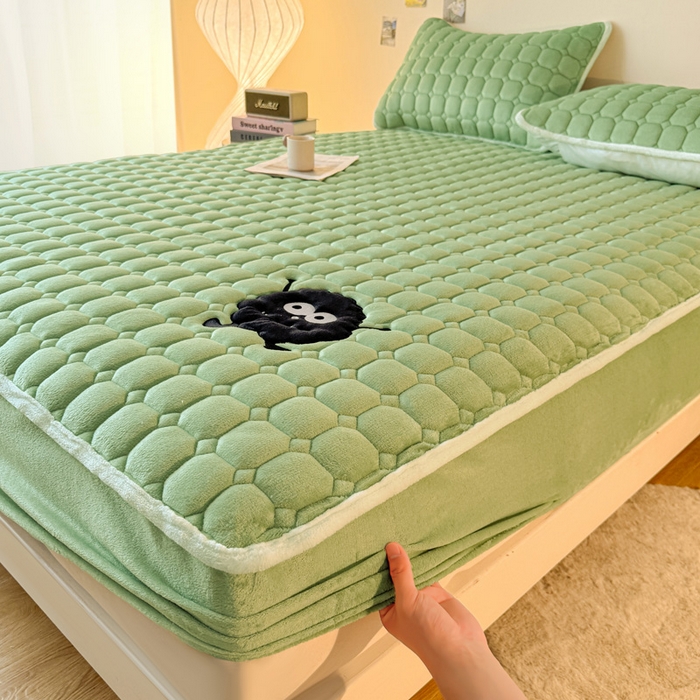 91家纺网 家纺一手货源 找家纺 予梦家纺 2025秋冬新款牛奶绒加厚刺绣夹棉单床笠床垫子保护套秋冬保暖床罩子三件套 丽桑卓-黑煤球绿