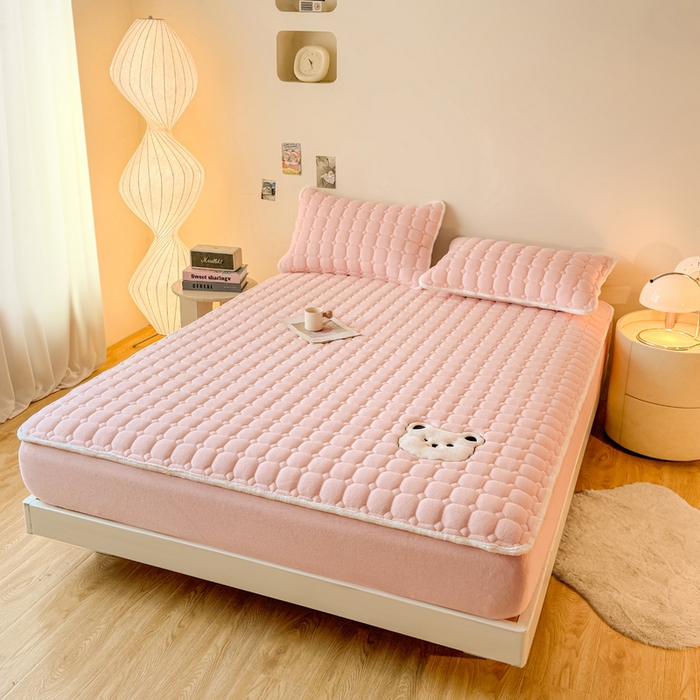 91家纺网 家纺一手货源 找家纺 予梦家纺 2025秋冬新款牛奶绒加厚刺绣夹棉单床笠床垫子保护套秋冬保暖床罩子三件套 丽桑卓-小白熊粉