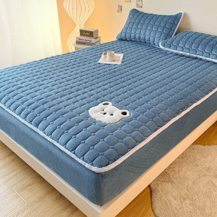 91家纺网 家纺一手货源 找家纺 予梦家纺 2025秋冬新款牛奶绒加厚刺绣夹棉单床笠床垫子保护套秋冬保暖床罩子三件套 丽桑卓-小白熊蓝