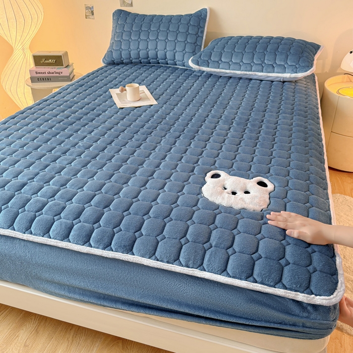 91家纺网 家纺一手货源 找家纺 予梦家纺 2025秋冬新款牛奶绒加厚刺绣夹棉单床笠床垫子保护套秋冬保暖床罩子三件套 丽桑卓-小白熊蓝