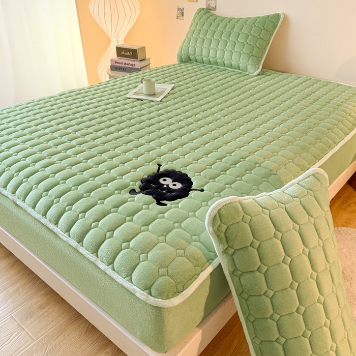 91家纺网 家纺一手货源 找家纺 予梦家纺 2025秋冬新款牛奶绒加厚刺绣夹棉单床笠床垫子保护套秋冬保暖床罩子三件套 丽桑卓-黑煤球绿