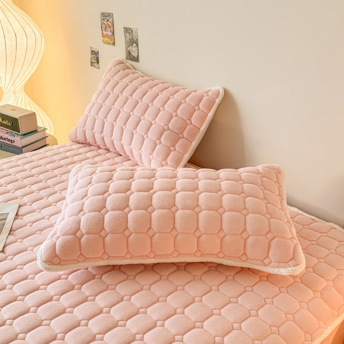 91家纺网 家纺一手货源 找家纺 予梦家纺 2025秋冬新款牛奶绒加厚刺绣夹棉单床笠床垫子保护套秋冬保暖床罩子三件套 丽桑卓-小白熊粉