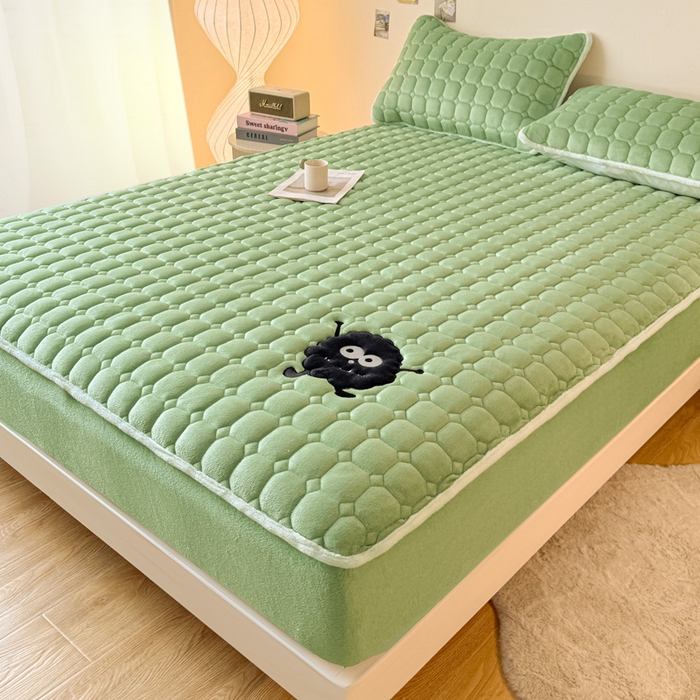 91家纺网 家纺一手货源 找家纺 予梦家纺 2025秋冬新款牛奶绒加厚刺绣夹棉单床笠床垫子保护套秋冬保暖床罩子三件套 丽桑卓-黑煤球绿