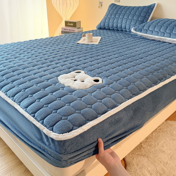 91家纺网 家纺一手货源 找家纺 予梦家纺 2025秋冬新款牛奶绒加厚刺绣夹棉单床笠床垫子保护套秋冬保暖床罩子三件套 丽桑卓-小白熊蓝