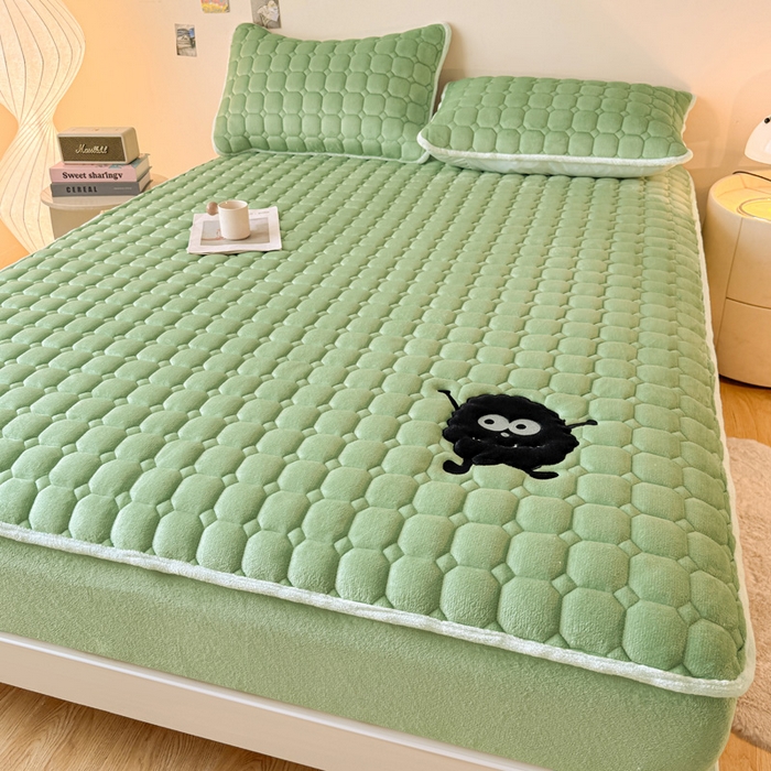 91家纺网 家纺一手货源 找家纺 予梦家纺 2025秋冬新款牛奶绒加厚刺绣夹棉单床笠床垫子保护套秋冬保暖床罩子三件套 丽桑卓-黑煤球绿