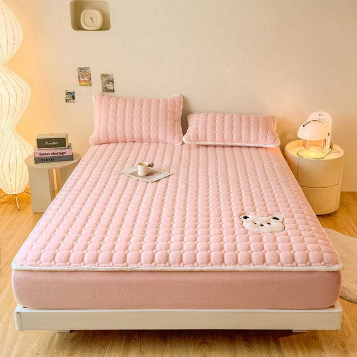 91家纺网 家纺一手货源 找家纺 予梦家纺 2025秋冬新款牛奶绒加厚刺绣夹棉单床笠床垫子保护套秋冬保暖床罩子三件套 丽桑卓-小白熊粉