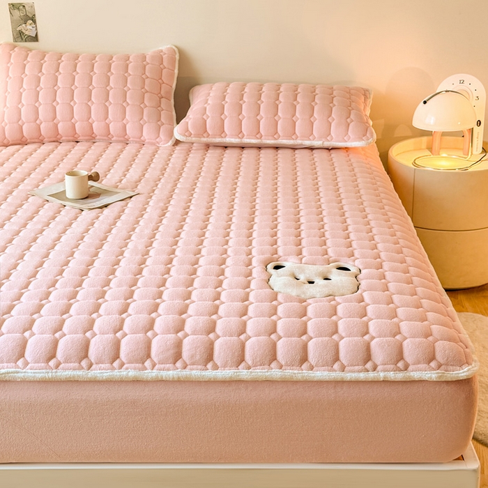 91家纺网 家纺一手货源 找家纺 予梦家纺 2025秋冬新款牛奶绒加厚刺绣夹棉单床笠床垫子保护套秋冬保暖床罩子三件套 丽桑卓-小白熊粉