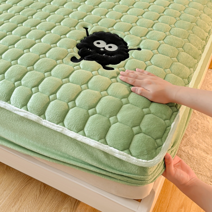 91家纺网 家纺一手货源 找家纺 予梦家纺 2025秋冬新款牛奶绒加厚刺绣夹棉单床笠床垫子保护套秋冬保暖床罩子三件套 丽桑卓-黑煤球绿