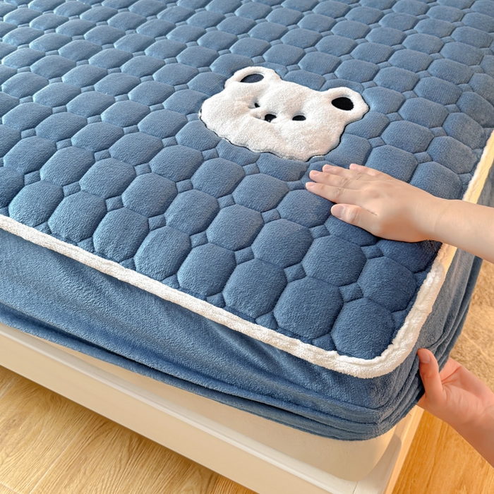 91家纺网 家纺一手货源 找家纺 予梦家纺 2025秋冬新款牛奶绒加厚刺绣夹棉单床笠床垫子保护套秋冬保暖床罩子三件套 丽桑卓-小白熊蓝