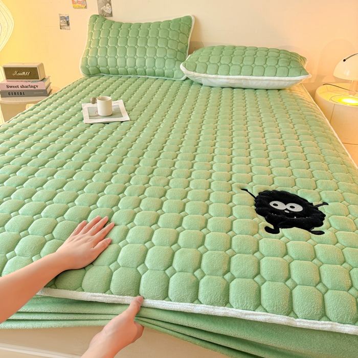 91家纺网 家纺一手货源 找家纺 予梦家纺 2025秋冬新款牛奶绒加厚刺绣夹棉单床笠床垫子保护套秋冬保暖床罩子三件套 丽桑卓-黑煤球绿