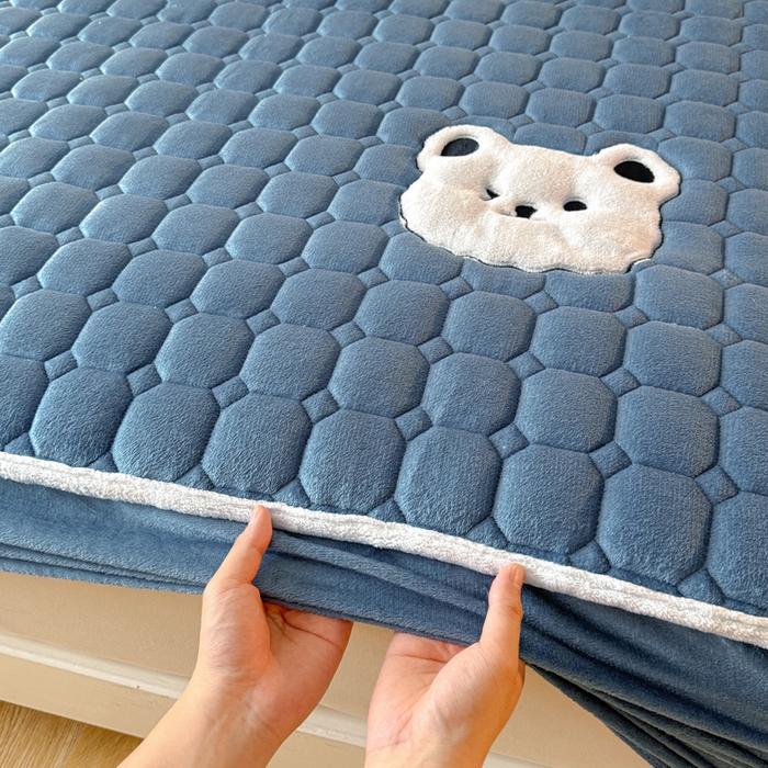 91家纺网 家纺一手货源 找家纺 予梦家纺 2025秋冬新款牛奶绒加厚刺绣夹棉单床笠床垫子保护套秋冬保暖床罩子三件套 丽桑卓-小白熊蓝