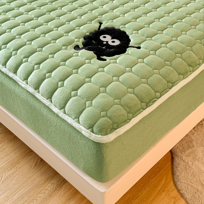 91家纺网 家纺一手货源 找家纺 予梦家纺 2025秋冬新款牛奶绒加厚刺绣夹棉单床笠床垫子保护套秋冬保暖床罩子三件套 丽桑卓-黑煤球绿