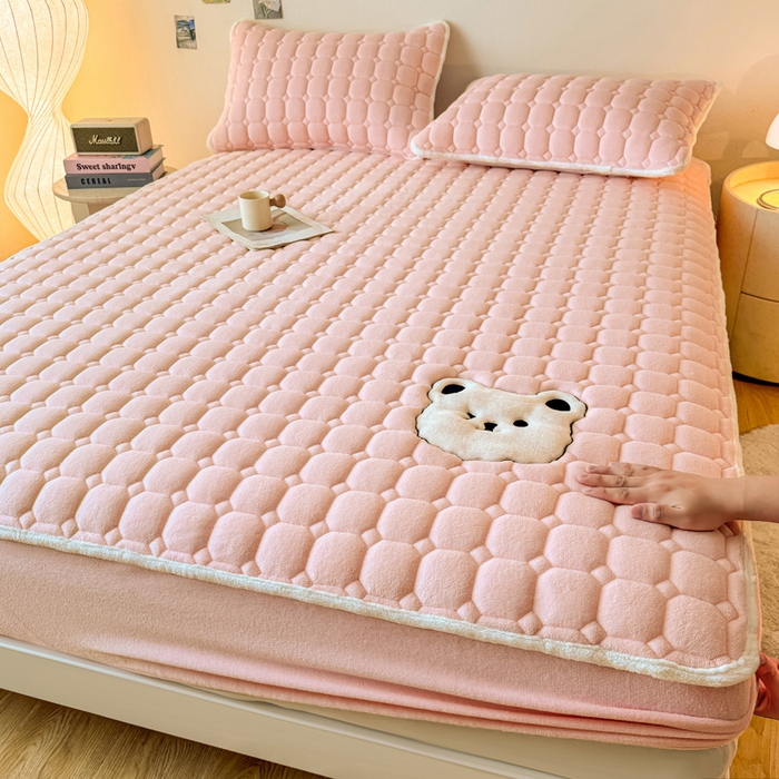 91家纺网 家纺一手货源 找家纺 予梦家纺 2025秋冬新款牛奶绒加厚刺绣夹棉单床笠床垫子保护套秋冬保暖床罩子三件套 丽桑卓-小白熊粉