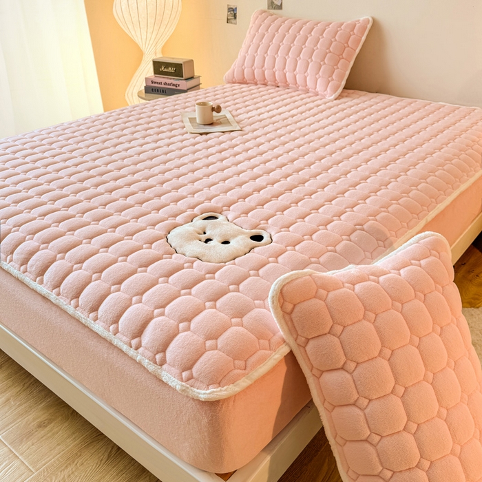 91家纺网 家纺一手货源 找家纺 予梦家纺 2025秋冬新款牛奶绒加厚刺绣夹棉单床笠床垫子保护套秋冬保暖床罩子三件套 丽桑卓-小白熊粉