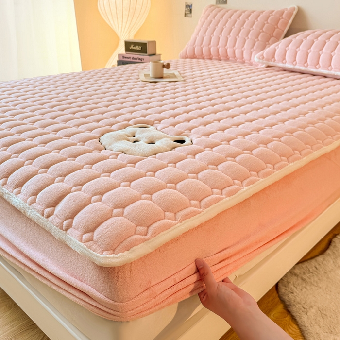 91家纺网 家纺一手货源 找家纺 予梦家纺 2025秋冬新款牛奶绒加厚刺绣夹棉单床笠床垫子保护套秋冬保暖床罩子三件套 丽桑卓-小白熊粉