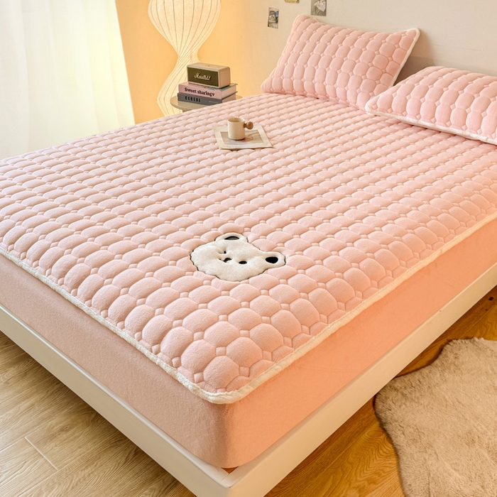 91家纺网 家纺一手货源 找家纺 予梦家纺 2025秋冬新款牛奶绒加厚刺绣夹棉单床笠床垫子保护套秋冬保暖床罩子三件套 丽桑卓-小白熊粉