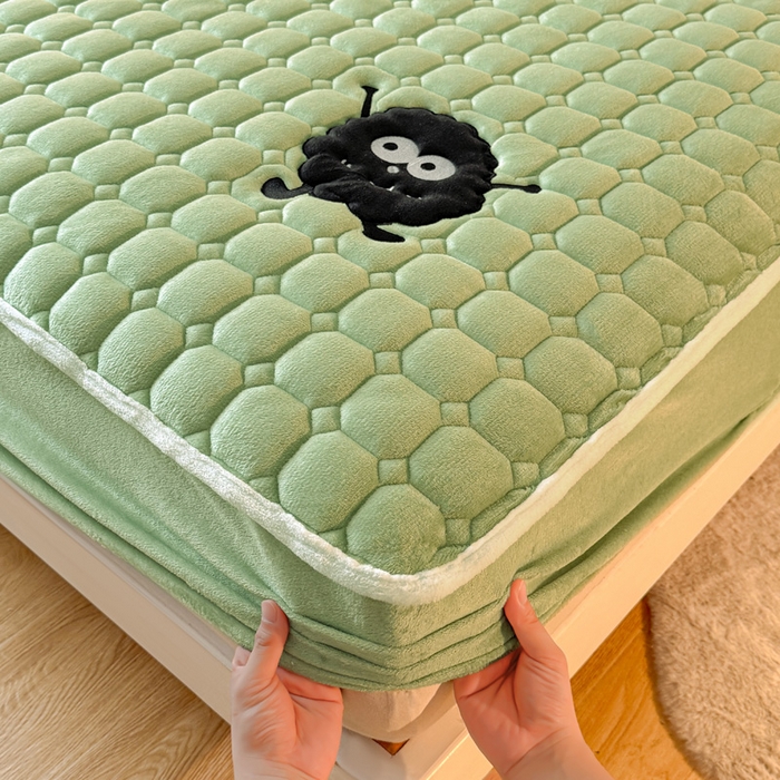 91家纺网 家纺一手货源 找家纺 予梦家纺 2025秋冬新款牛奶绒加厚刺绣夹棉单床笠床垫子保护套秋冬保暖床罩子三件套 丽桑卓-黑煤球绿