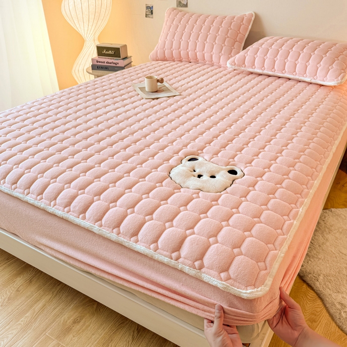 91家纺网 家纺一手货源 找家纺 予梦家纺 2025秋冬新款牛奶绒加厚刺绣夹棉单床笠床垫子保护套秋冬保暖床罩子三件套 丽桑卓-小白熊粉