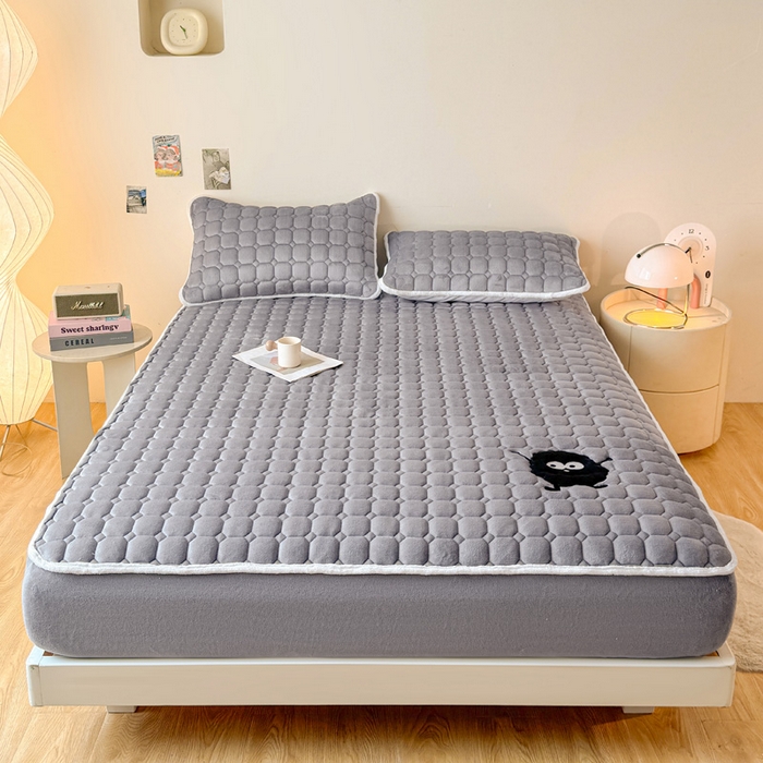 91家纺网 家纺一手货源 找家纺 予梦家纺 2025秋冬新款牛奶绒加厚刺绣夹棉单床笠床垫子保护套秋冬保暖床罩子三件套 丽桑卓-黑煤球灰