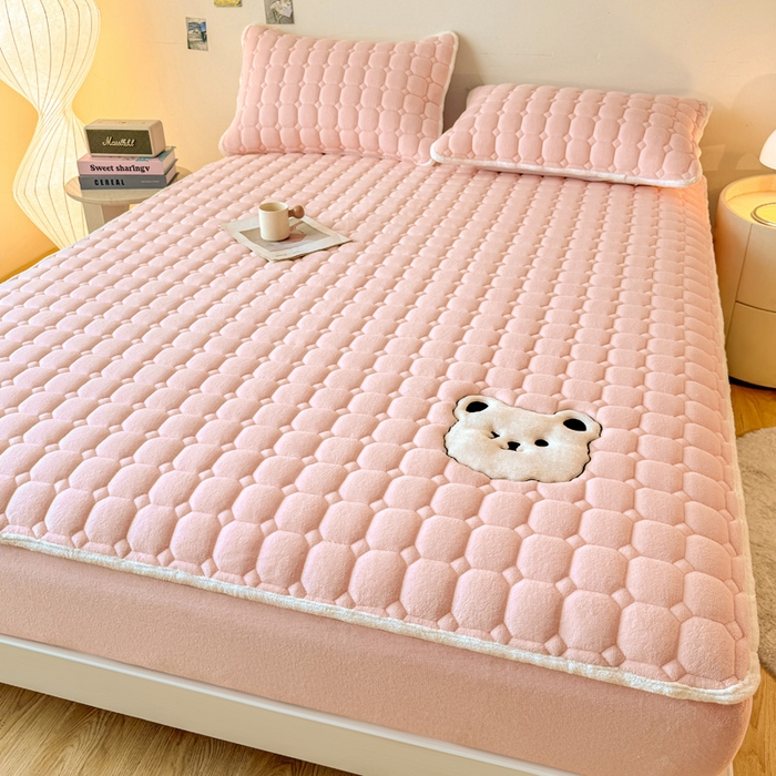 91家纺网 家纺一手货源 找家纺 予梦家纺 2025秋冬新款牛奶绒加厚刺绣夹棉单床笠床垫子保护套秋冬保暖床罩子三件套 丽桑卓-小白熊粉