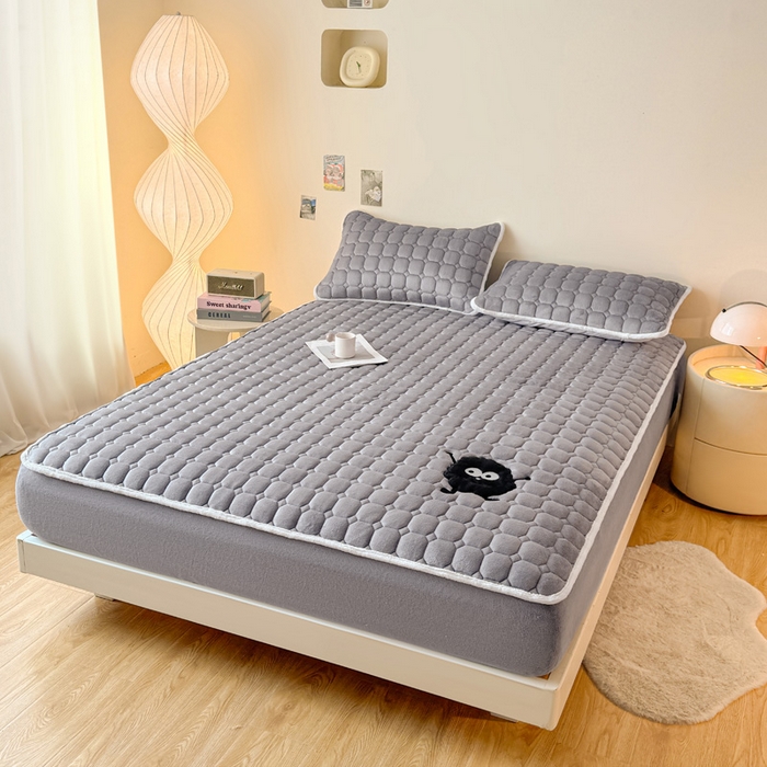 91家纺网 家纺一手货源 找家纺 予梦家纺 2025秋冬新款牛奶绒加厚刺绣夹棉单床笠床垫子保护套秋冬保暖床罩子三件套 丽桑卓-黑煤球灰