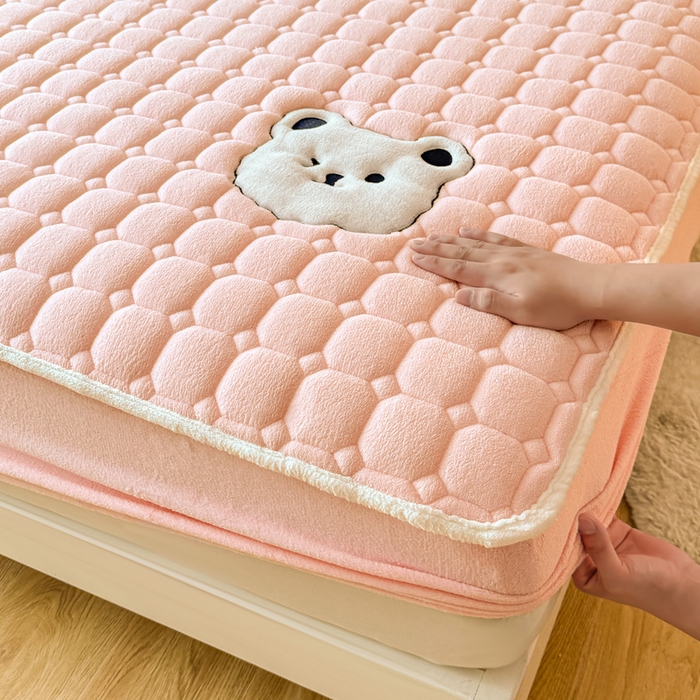 91家纺网 家纺一手货源 找家纺 予梦家纺 2025秋冬新款牛奶绒加厚刺绣夹棉单床笠床垫子保护套秋冬保暖床罩子三件套 丽桑卓-小白熊粉