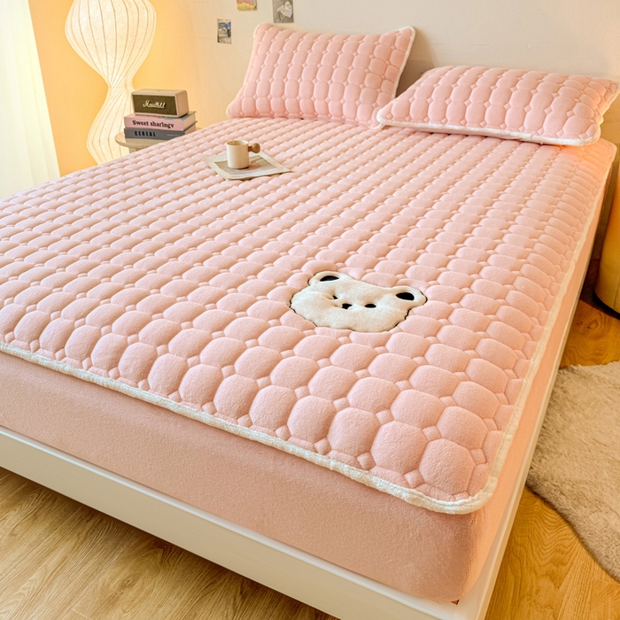 91家纺网 家纺一手货源 找家纺 予梦家纺 2025秋冬新款牛奶绒加厚刺绣夹棉单床笠床垫子保护套秋冬保暖床罩子三件套 丽桑卓-小白熊粉