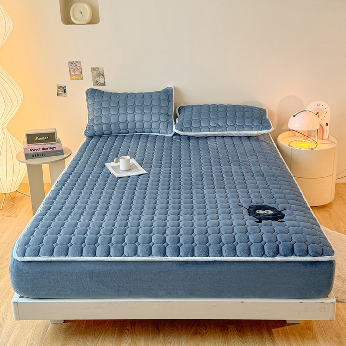 91家纺网 家纺一手货源 找家纺 予梦家纺 2025秋冬新款牛奶绒加厚刺绣夹棉单床笠床垫子保护套秋冬保暖床罩子三件套 丽桑卓-黑煤球蓝