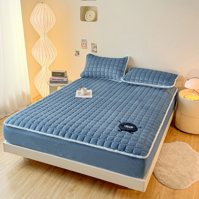 91家纺网 家纺一手货源 找家纺 予梦家纺 2025秋冬新款牛奶绒加厚刺绣夹棉单床笠床垫子保护套秋冬保暖床罩子三件套 丽桑卓-黑煤球蓝