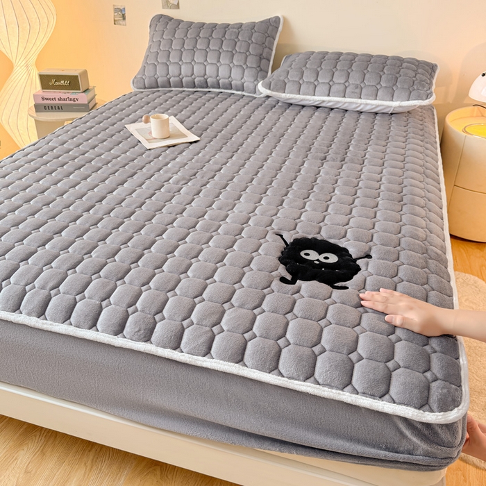 91家纺网 家纺一手货源 找家纺 予梦家纺 2025秋冬新款牛奶绒加厚刺绣夹棉单床笠床垫子保护套秋冬保暖床罩子三件套 丽桑卓-黑煤球灰