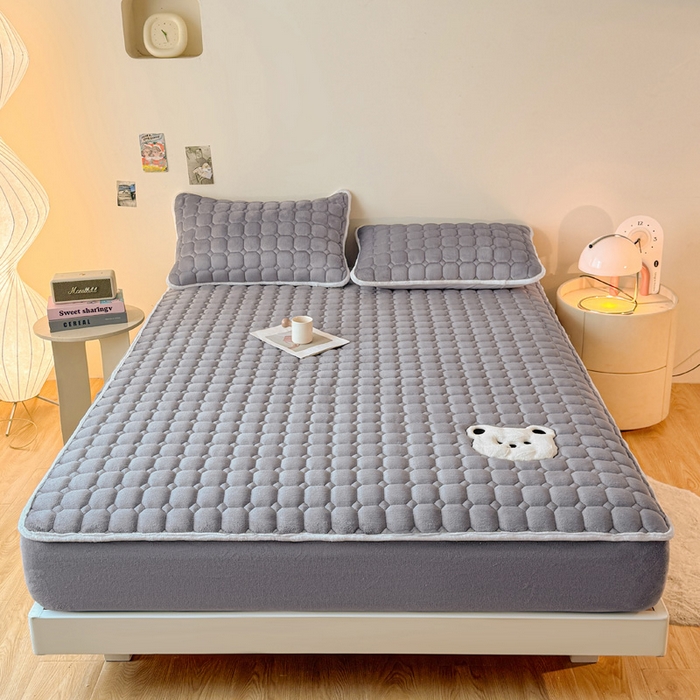 91家纺网 家纺一手货源 找家纺 予梦家纺 2025秋冬新款牛奶绒加厚刺绣夹棉单床笠床垫子保护套秋冬保暖床罩子三件套 丽桑卓-小白熊灰