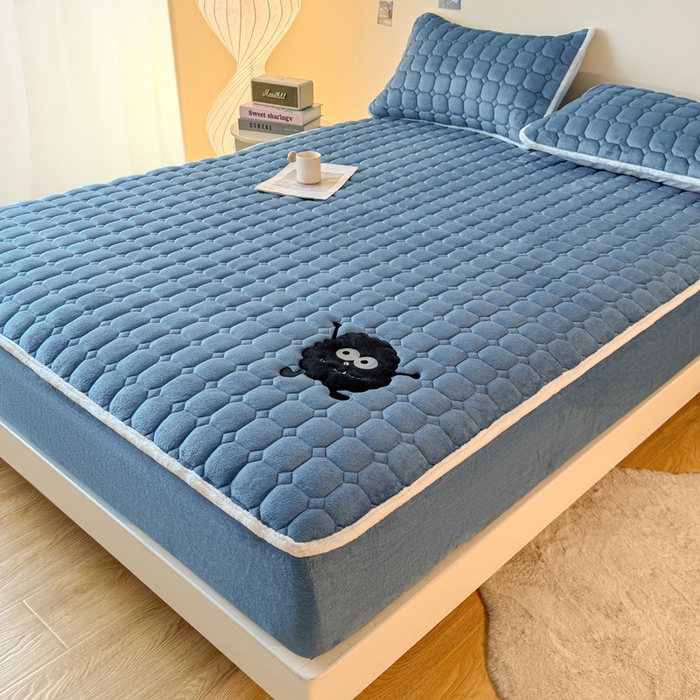 91家纺网 家纺一手货源 找家纺 予梦家纺 2025秋冬新款牛奶绒加厚刺绣夹棉单床笠床垫子保护套秋冬保暖床罩子三件套 丽桑卓-黑煤球蓝