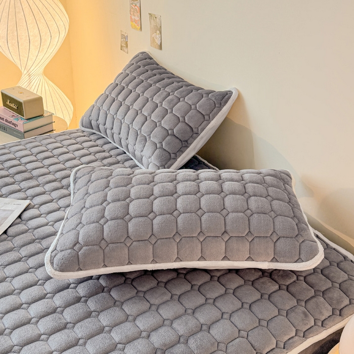 91家纺网 家纺一手货源 找家纺 予梦家纺 2025秋冬新款牛奶绒加厚刺绣夹棉单床笠床垫子保护套秋冬保暖床罩子三件套 丽桑卓-小白熊灰