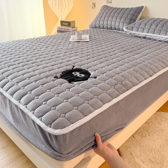 91家纺网 家纺一手货源 找家纺 予梦家纺 2025秋冬新款牛奶绒加厚刺绣夹棉单床笠床垫子保护套秋冬保暖床罩子三件套 丽桑卓-黑煤球灰