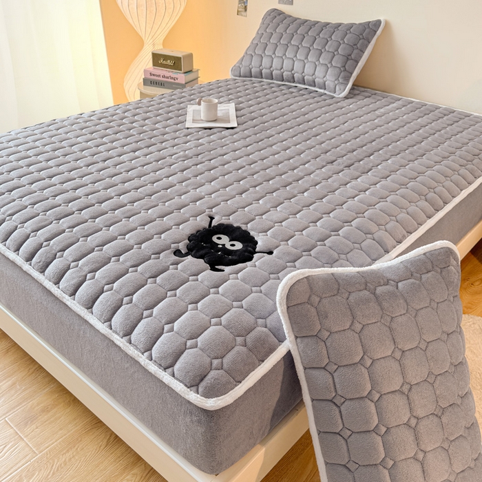 91家纺网 家纺一手货源 找家纺 予梦家纺 2025秋冬新款牛奶绒加厚刺绣夹棉单床笠床垫子保护套秋冬保暖床罩子三件套 丽桑卓-黑煤球灰