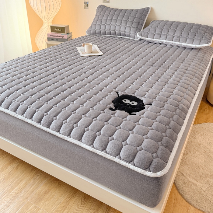 91家纺网 家纺一手货源 找家纺 予梦家纺 2025秋冬新款牛奶绒加厚刺绣夹棉单床笠床垫子保护套秋冬保暖床罩子三件套 丽桑卓-黑煤球灰