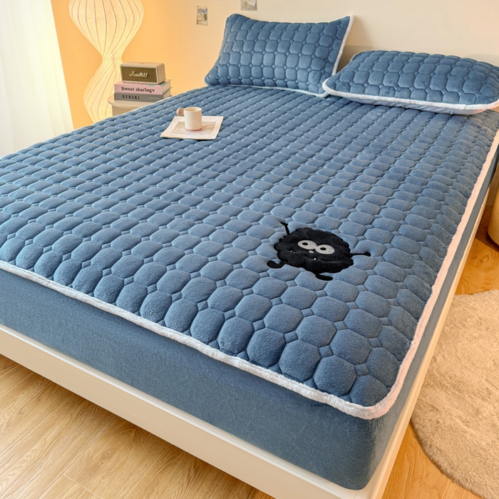 91家纺网 家纺一手货源 找家纺 予梦家纺 2025秋冬新款牛奶绒加厚刺绣夹棉单床笠床垫子保护套秋冬保暖床罩子三件套 丽桑卓-黑煤球蓝