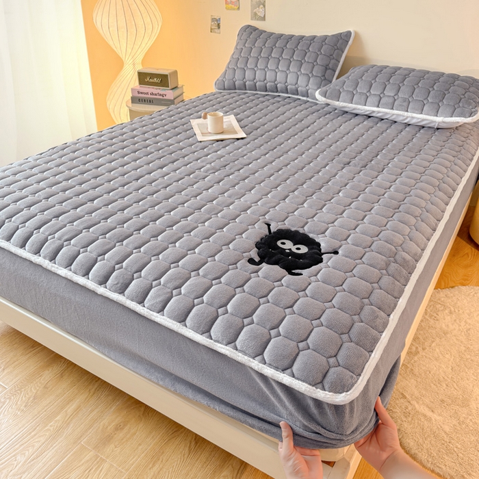 91家纺网 家纺一手货源 找家纺 予梦家纺 2025秋冬新款牛奶绒加厚刺绣夹棉单床笠床垫子保护套秋冬保暖床罩子三件套 丽桑卓-黑煤球灰