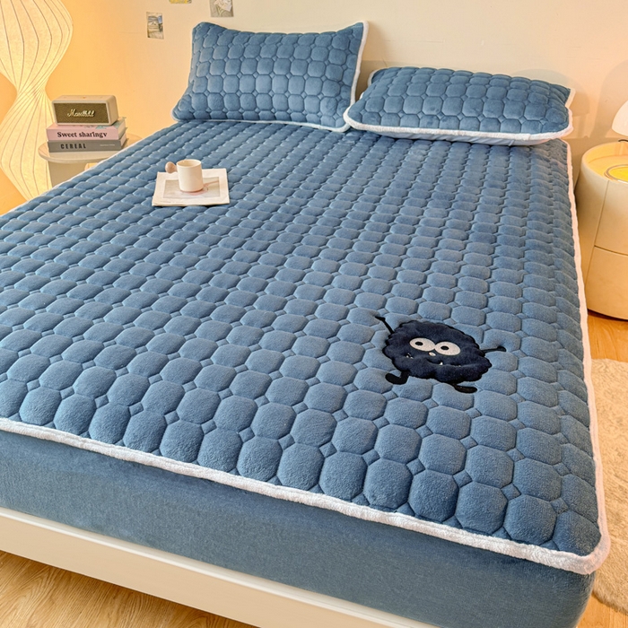 91家纺网 家纺一手货源 找家纺 予梦家纺 2025秋冬新款牛奶绒加厚刺绣夹棉单床笠床垫子保护套秋冬保暖床罩子三件套 丽桑卓-黑煤球蓝