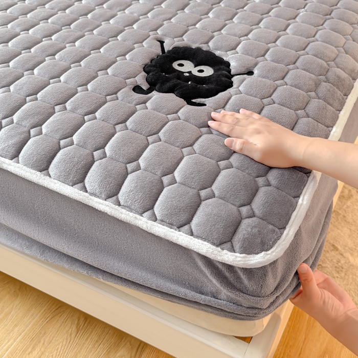 91家纺网 家纺一手货源 找家纺 予梦家纺 2025秋冬新款牛奶绒加厚刺绣夹棉单床笠床垫子保护套秋冬保暖床罩子三件套 丽桑卓-黑煤球灰