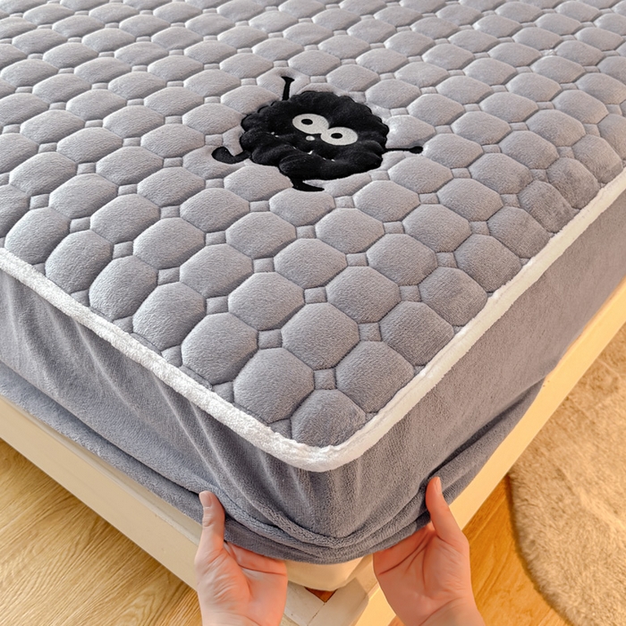 91家纺网 家纺一手货源 找家纺 予梦家纺 2025秋冬新款牛奶绒加厚刺绣夹棉单床笠床垫子保护套秋冬保暖床罩子三件套 丽桑卓-黑煤球灰