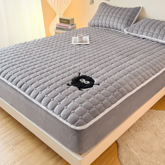 91家纺网 家纺一手货源 找家纺 予梦家纺 2025秋冬新款牛奶绒加厚刺绣夹棉单床笠床垫子保护套秋冬保暖床罩子三件套 丽桑卓-黑煤球灰