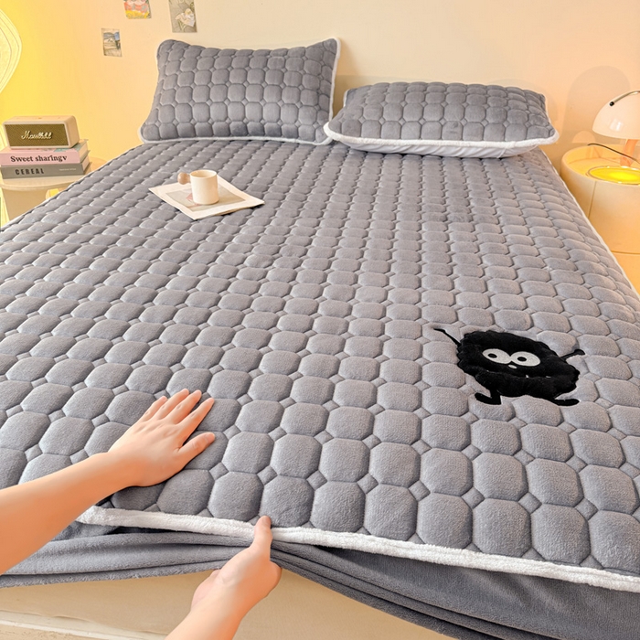 91家纺网 家纺一手货源 找家纺 予梦家纺 2025秋冬新款牛奶绒加厚刺绣夹棉单床笠床垫子保护套秋冬保暖床罩子三件套 丽桑卓-黑煤球灰