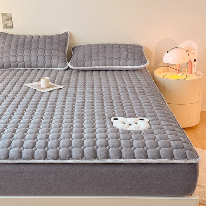 91家纺网 家纺一手货源 找家纺 予梦家纺 2025秋冬新款牛奶绒加厚刺绣夹棉单床笠床垫子保护套秋冬保暖床罩子三件套 丽桑卓-小白熊灰